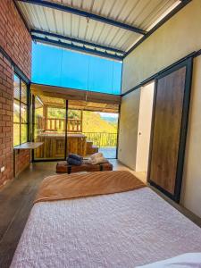 una sala de estar con una alfombra grande en el suelo en Huitaca Ecohotel en Hispania