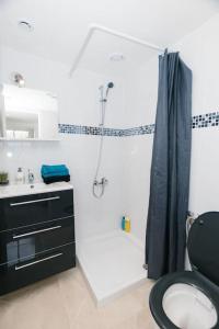 ein Bad mit einer Dusche, einem WC und einem Waschbecken in der Unterkunft Le Coquet-T1 21m2-Proche Paris Metro 7 in Aubervilliers