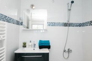 a bathroom with a sink and a shower at Le Coquet-T1 21m2-Proche Paris Metro 7 in Aubervilliers