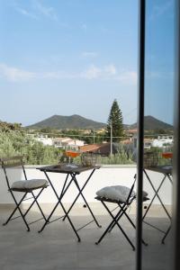 una mesa y dos sillas sentadas en un patio en Sunrise Sardinia Posada, en Posada