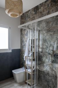 y baño con ducha, aseo y lavamanos. en Sunrise Sardinia Posada, en Posada