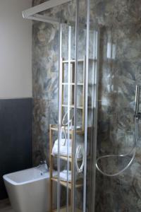 y baño con ducha, aseo y bañera. en Sunrise Sardinia Posada, en Posada