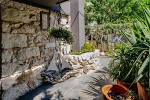 アテネにあるStone Houseの鉢植えの石壁
