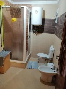 a bathroom with a toilet and a shower at إقامة للعطلة على بعد 200 متر من البحر in Nador