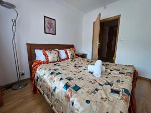 een slaapkamer met een bed met een teddybeer erop bij Apartament Rodzinny RETRO Górska Holdimex by RentiloPL in Szczyrk