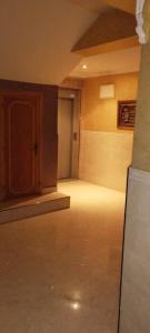 een lege kamer met een keuken met een deur bij إقامة للعطلة على بعد 200 متر من البحر in Nador