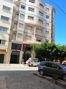 a building with a car parked in front of it at إقامة للعطلة على بعد 200 متر من البحر in Nador