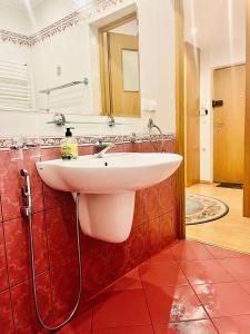 een badkamer met een wastafel en een spiegel aan de muur bij Apartament Rodzinny RETRO Górska Holdimex by RentiloPL in Szczyrk