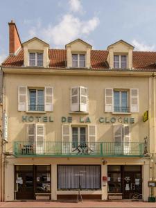 a building with a hotel de clade on top of it at Hôtel de la cloche in Vitry-le-François