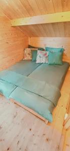 duże łóżko w drewnianym domku w obiekcie Ostoja Struga w Świnoujściu