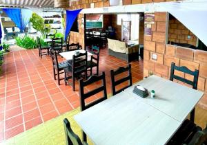 una mesa y sillas en un restaurante con mesa y sillón en Llano Dorado Hotel Campestre, en Villavicencio