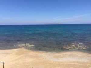 - Vistas al océano desde la playa en Stella Apartments en Kokkíni Khánion