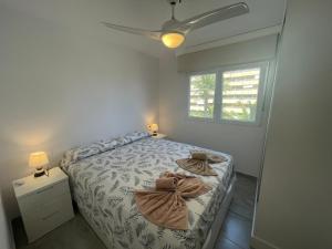 um quarto com uma cama com duas toalhas em Medi Playa primera linea con piscina em Calpe