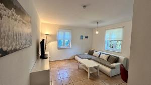 Μια τηλεόραση ή/και κέντρο ψυχαγωγίας στο Ferienwohnung in Oberschondorf mit Terasse