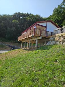 阿斯帕朗的住宿－Chalet avec piscine, climatisation & vue de 2 à 6 personnes - Hasparren - Pays Basque - Chalet Ibaia，坐在草山顶上的房子