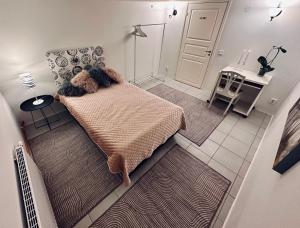 Un dormitorio con una cama con un osito de peluche. en Nyrenoverat boende i villaområde, en Gävle