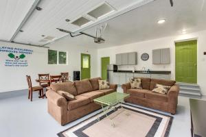 uma sala de estar com dois sofás e uma cozinha em Charming Oregon Home with Private Pickleball Court! em Springfield