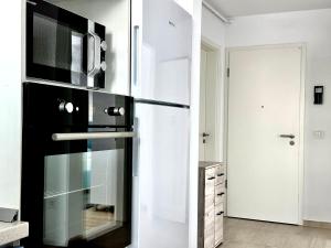een keuken met een zwarte en witte koelkast bij 4FriendsCoresiBrasov Blue in Braşov