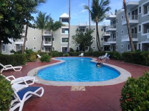 einen Pool in der Mitte eines Gebäudes mit einer Person darin in der Unterkunft DUCASSI-SOL CARIBE PUNTA CANA BAVARO Beach HOTEL in Punta Cana