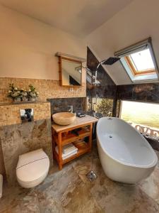 łazienka z wanną, toaletą i umywalką w obiekcie Sea&Sky Villa Costinesti w mieście Costinesti