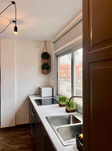 a kitchen with a sink and a window at Apartamento céntrico el Médano in El Médano