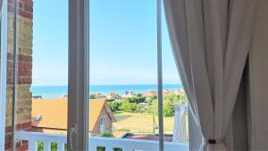 Hautot-sur-Mer的住宿－La déferlante, Magnifique villa vue sur mer à Pourville，从窗户可欣赏到海景