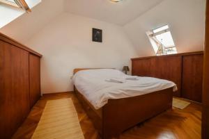 - une chambre avec un lit dans une pièce dotée d'une fenêtre dans l'établissement Apartman Konaci, à Zlatibor