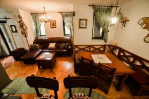 - un salon avec une table et un canapé dans l'établissement Apartman Konaci, à Zlatibor