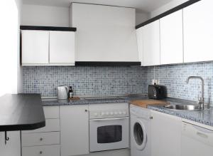 een keuken met witte kasten en een vaatwasser bij First line in Puerto Banus (Primera linea) in Marbella +9 foto's