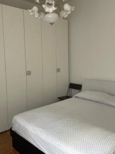 Schlafzimmer mit einem Bett und einem Deckenventilator in der Unterkunft Affittacamere GG in Preganziol