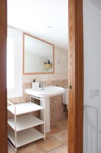 een badkamer met een wastafel en een spiegel bij First line in Puerto Banus (Primera linea) in Marbella