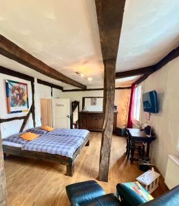un dormitorio con una cama y un árbol dentro en Hotel Pemü, en Arnsberg