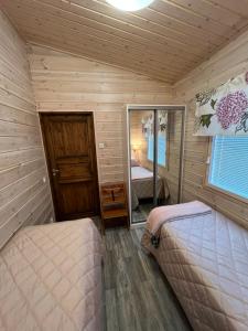 ユッラスヤルヴィにあるStarflower of Ylläsのベッドルーム1室(ベッド2台、鏡付)