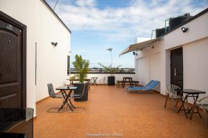 Un balcón con mesas y sillas en un edificio. en 2Bed Apartment Sleeps 4 - Parking Wifi, en Accra