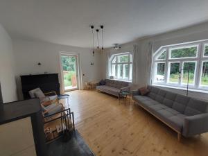 sala de estar con 2 sofás y 2 sillas en Chalupa U Studánky en Holany