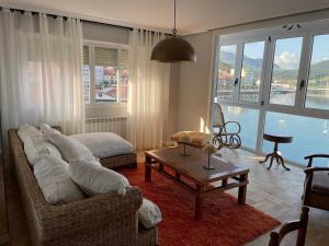- un salon avec un canapé, un lit et une table dans l'établissement Balcón del sella, à Ribadesella