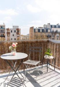 two chairs and a table on a balcony at Le Citadin-T1-28m2-Pte Paris M7 in Le Kremlin-Bicêtre