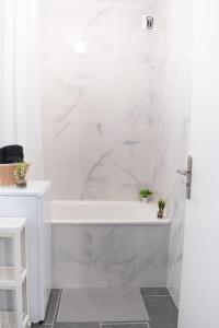 a white bathroom with a shower and a white tub at Le Citadin-T1-28m2-Pte Paris M7 in Le Kremlin-Bicêtre