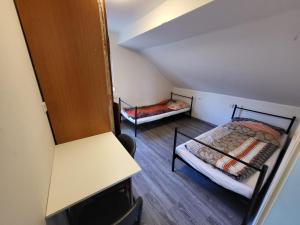 a room with two bunk beds in a attic at Jelinski Beherbergungsstätten Ostingersleben in Ostingersleben