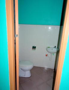 un baño con inodoro y lavabo en Summer Guest House, en Moalboal