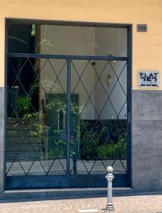una entrada a un edificio con una puerta de cristal en Flat 252 Sorrento Apartments, en Sant'Agnello