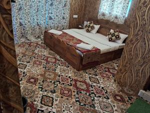 Un pat sau paturi într-o cameră la Beigh Resort