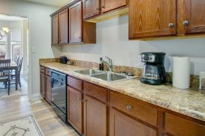 Φωτογραφία από το άλμπουμ του Lynchburg Rental with Deck Near Downtown! σε Lynchburg +16 φωτογραφίες
