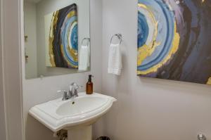 un baño con lavabo y espejo en Lynchburg Rental with Deck Near Downtown!, en Lynchburg