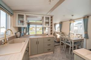 Kuchyň nebo kuchyňský kout v ubytování 3 Bed Static Caravan-Seton Sands + 7 fotografií