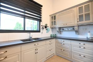 Η κουζίνα ή μικρή κουζίνα στο נופש הלל - וילה מהממת עם בריכה פרטית מחוממת מקורה, וג'קוזי ליד הכנרת