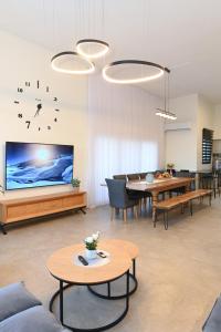 Μια τηλεόραση ή/και κέντρο ψυχαγωγίας στο נופש הלל - וילה מהממת עם בריכה פרטית מחוממת מקורה, וג'קוזי ליד הכנרת +36 φωτογραφίες