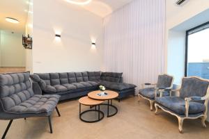 Χώρος καθιστικού στο נופש הלל - וילה מהממת עם בריכה פרטית מחוממת מקורה, וג'קוזי ליד הכנרת