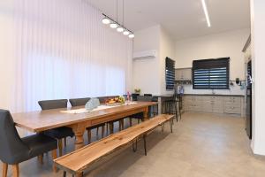 Η κουζίνα ή μικρή κουζίνα στο נופש הלל - וילה מהממת עם בריכה פרטית מחוממת מקורה, וג'קוזי ליד הכנרת