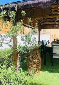 un patio con tavolo e un albero nell'erba di Proche Avignon au calme a Les Angles Gard